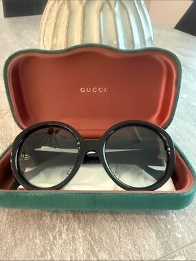Gucci Black Round Sunglasses with Green Velvet Case and Coral Interior